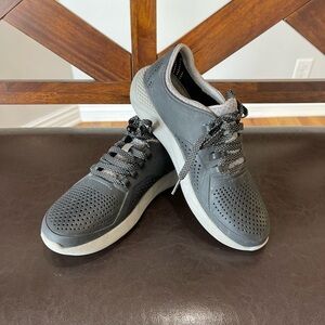 CROCS lite ride men’s lace up sneaker shoes in a size 7  EUC